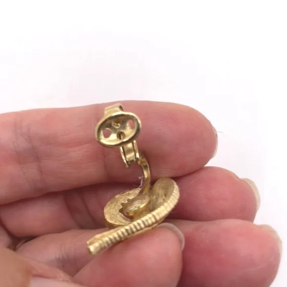 Crown Trifari Signed Vintage Brushed Gold Abstract Leaf Clip-on Earrings - Picture 8 of 9